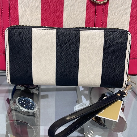 MICHAEL KORS JST 
Leather Continental Wristlet Phone Case Wallet
Black Multi
NWT - Picture 7 of 16